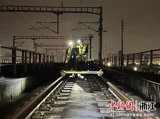 图为：工作人员在夜间开展轨道巡检、维保。中新社发 尹一凡 供图