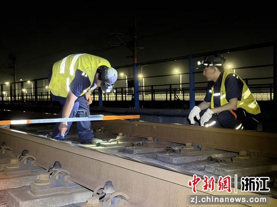 图为：工作人员在夜间开展轨道巡检、维保。中新社发 尹一凡 供图
