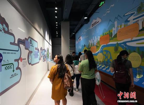 图为中外青年与学者参观贵阳市水环境科普馆。王蔚然 摄