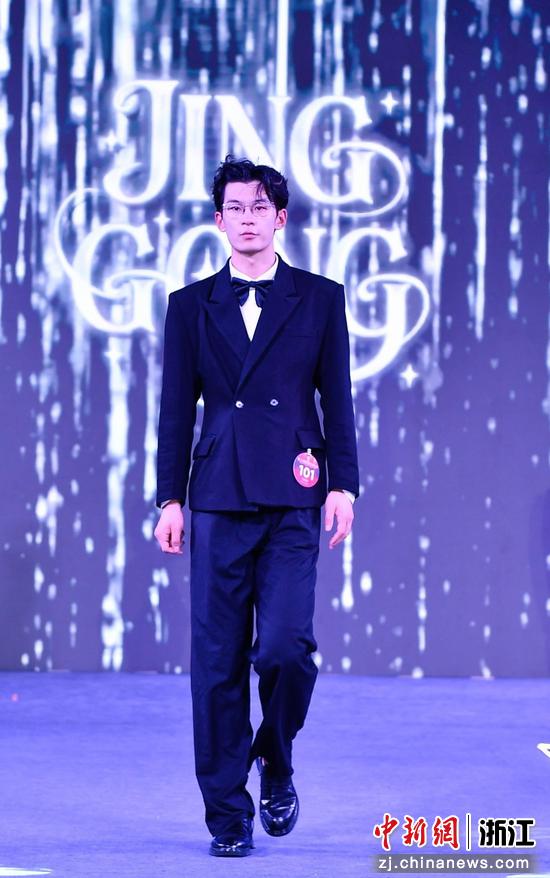 图为：模特走秀展示。中新社发 金焕慧 摄