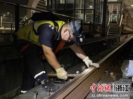 图为：工作人员在夜间开展轨道巡检、维保。中新社发 尹一凡 供图