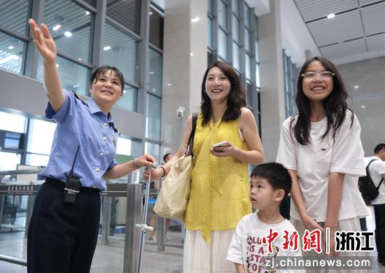 图为：铁警为旅客提供帮助。中新社发 贺瑞明 摄