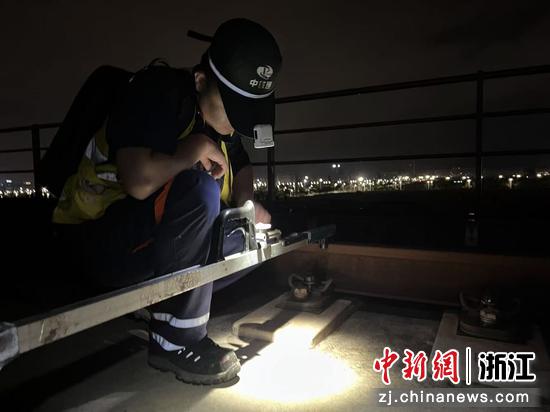 图为：工作人员在夜间开展轨道巡检、维保。中新社发 尹一凡 供图