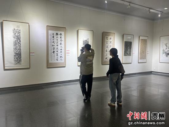 图为观众参观展览。杨茜 摄 图为观众参观展览。杨茜 摄