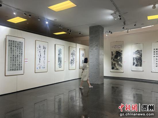 图为观众参观展览。杨茜 摄 图为观众参观展览。杨茜 摄