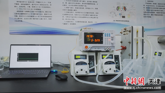 图为海水淡化技术实验装置。(天津城建大学供图) 图为海水淡化技术实验装置。(天津城建大学供图)