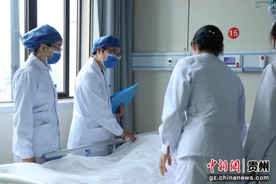 来自广州市天河区妇幼保健院的帮扶专家、医院副院长郭红霞带领医护人员查房。 刘娟 摄 来自广州市天河区妇幼保健院的帮扶专家、医院副院长郭红霞带领医护人员查房。 刘娟 摄