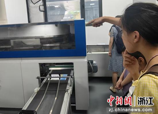 学生在数码印刷车间参访。受访者 供图 学生在数码印刷车间参访。受访者 供图
