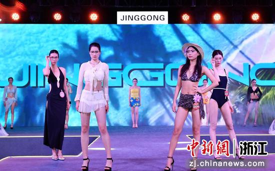 
图为：模特们走秀展示。中新社发 金焕慧 摄