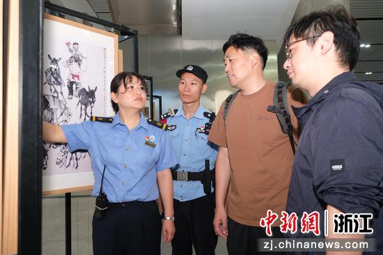 图为：铁警向旅客介绍主题书画展。中新社发 贺瑞明 摄