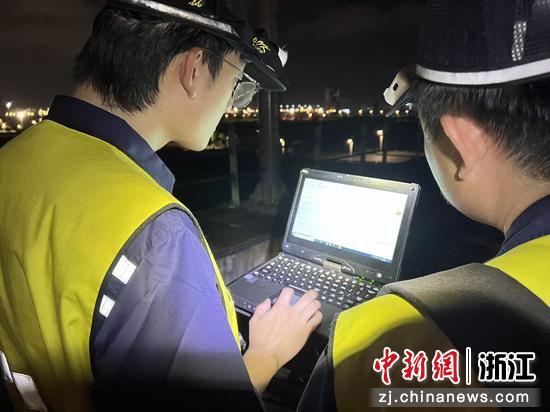  图为：工作人员在夜间开展轨道巡检、维保。中新社发 尹一凡 供图