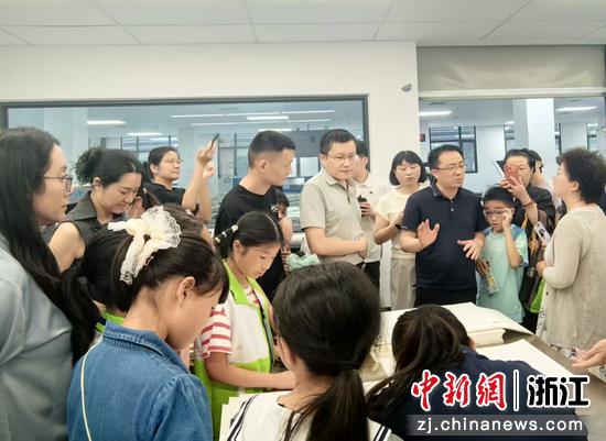 学生和家长在浙江印刷集团数码印刷车间参访。受访者 供图 学生和家长在浙江印刷集团数码印刷车间参访。受访者 供图