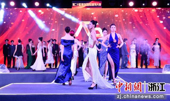 图为：模特们走秀展示。中新社发 金焕慧 摄