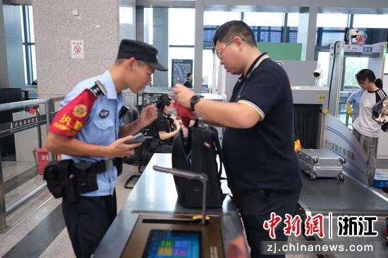 图为：铁警进行安全检查。中新社发 贺瑞明 摄