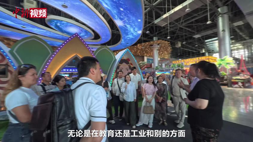 哈萨克斯坦中文教师谈新疆印象：多元文化让人印象深刻