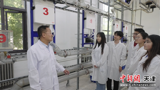 图为科研团队在实验室交流治水技术研发进展。(天津城建大学供图) 图为科研团队在实验室交流治水技术研发进展。(天津城建大学供图)