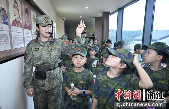 7月5日,孩童走进浙江省海防科普中心参观了解。王刚 摄 7月5日,孩童走进浙江省海防科普中心参观了解。王刚 摄