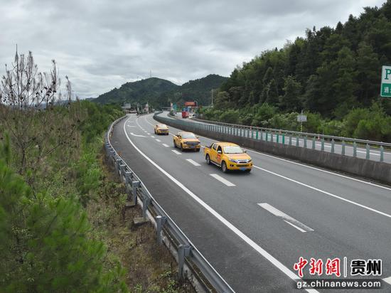 南方电网贵州凯里供电局驰援广西贵港的抢修人员驾驶抢修车辆奔赴目的地。南方电网供图