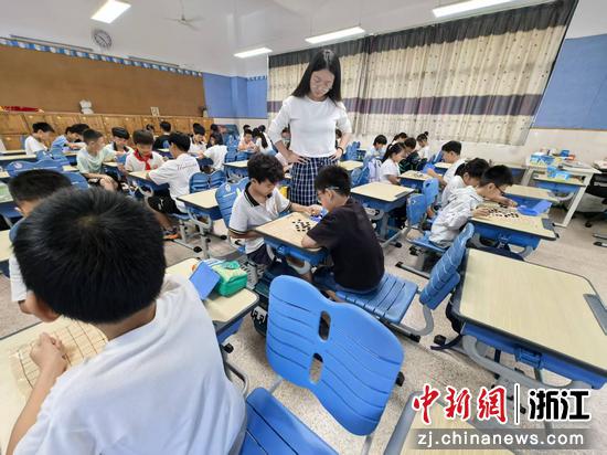 近日，“小候鸟”夏令营组织围棋体验、学习。（甬江街道供图）