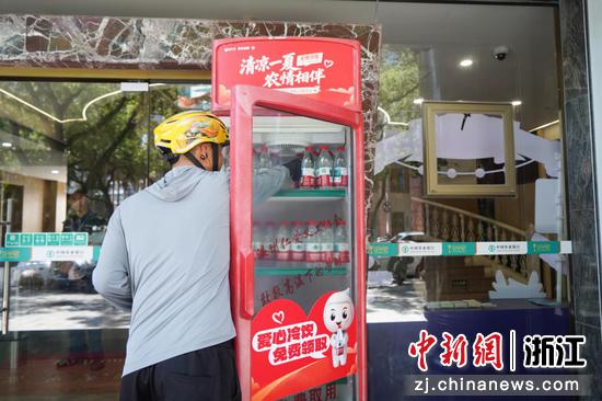 外卖小哥领取瓶装水。&nbsp;农行温州分行&nbsp;供图