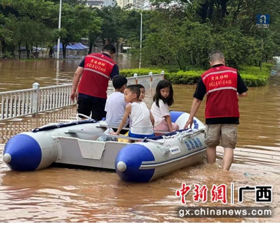 救援队7x24小时值守待命协助群众转移。曾华燕 摄 救援队7x24小时值守待命协助群众转移。曾华燕 摄