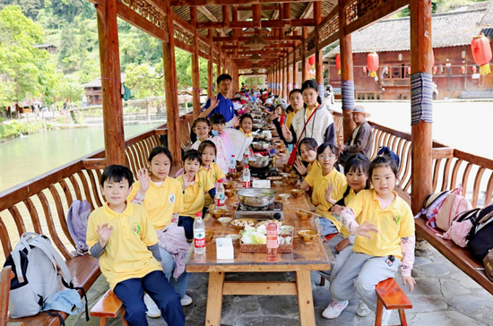 学生体验长桌宴。贵旅集团供图