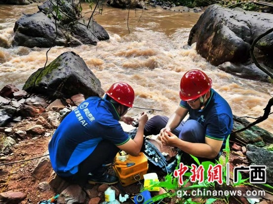 抢修队涉水排查纤芯断点、更换光缆。陈德森 摄 抢修队涉水排查纤芯断点、更换光缆。陈德森 摄