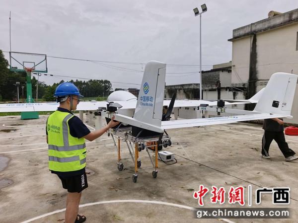 移动中型固定翼无人机升空为受灾群众提供通信网络。吴文伟 摄 移动中型固定翼无人机升空为受灾群众提供通信网络。吴文伟 摄