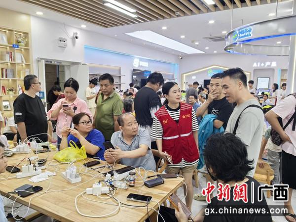 营业厅设立便民服务点,免费为群众提供手机充电、爱心饮水、便民休憩等服务。曾华燕 摄 营业厅设立便民服务点,免费为群众提供手机充电、爱心饮水、便民休憩等服务。曾华燕 摄