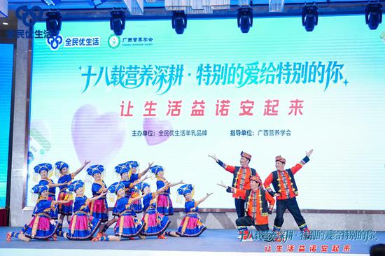 图为活动现场的节目表演。罗琦 摄 图为活动现场的节目表演。罗琦 摄