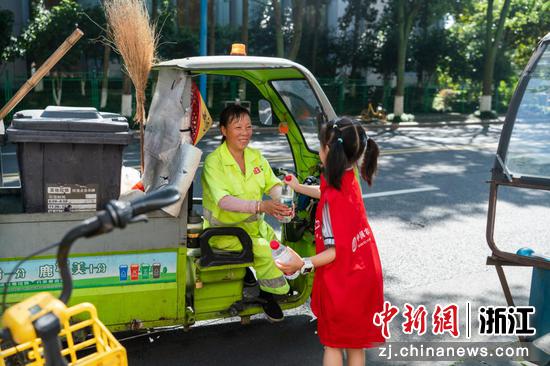 小朋友向环卫工人送瓶装水。&nbsp;农行温州分行&nbsp;供图
