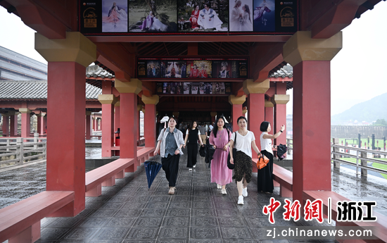 近日,采风团成员来到秦王宫。王刚 摄 近日,采风团成员来到秦王宫。王刚 摄