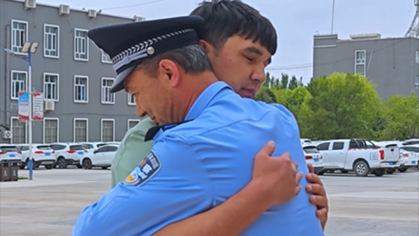 新疆乌恰：两身制服，一种底色！退役军人儿子接退休警察父亲回家