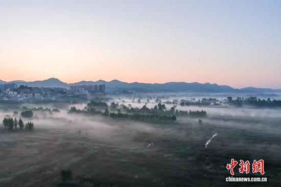 7月9日清晨，贵州省毕节市威宁彝族回族苗族自治县出现平流雾景观，雾气如薄纱般袅绕，宛如水墨画。(无人机照片)