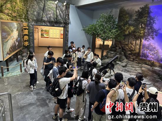 游客参观红军长征过茅台陈列馆。