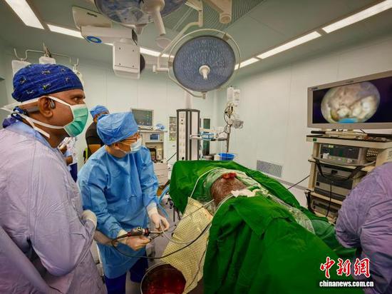 图为第5批援所罗门群岛中国医疗队和所罗门群岛外科医生为患者开展经皮肾镜碎石取石术。(贵州省卫健委 供图)