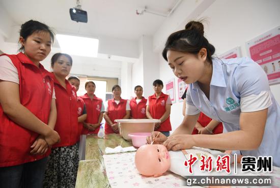 7月9日，在贵阳市南明区嘉安月嫂科技有限公司，职业培训教员正指导学员们进行母婴护理实操培训。