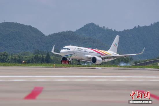 7月9日12点35分，随着从铜仁机场起飞的多彩贵州航空GY7315次航班平稳降落在毕节飞雄机场，标志着毕节飞雄机场正式迎来复航。飞雄机场历经250余天的停航施工，升级改造，跑道延长至3000米，并增加精密进近灯光系统等，使毕节机场成为贵州省第三家具备跑道双向盲降精密进近能力的支线机场。至此，飞雄机场可满足波音737全系及空客320系列客机满载起飞保障需求，并具备年吞吐265万人次的保障能力。图为7月9日，在贵州省毕节市飞雄机场，多彩贵州航空GY7315次航班平稳降落。罗大富 摄