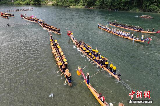 7月9日，贵州·台江2026年“苗族独木龙舟节”在贵州省黔东南州台江县施洞镇举行。百余条独木龙舟竞渡清水江，吸引当地民众及海内外游客前来观看。据悉，“苗族独木龙舟节”是当地苗族的传统节日，已有上千年历史，于2008年入选第二批中国国家级非物质文化遗产代表性项目名录。（无人机照片）
