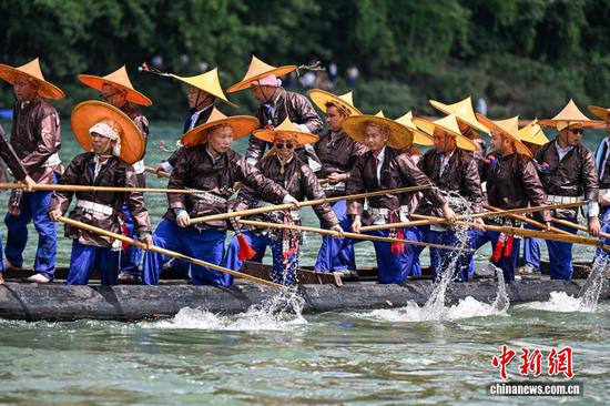 7月9日，贵州·台江2026年“苗族独木龙舟节”在贵州省黔东南州台江县施洞镇举行。百余条独木龙舟竞渡清水江，吸引当地民众及海内外游客前来观看。据悉，“苗族独木龙舟节”是当地苗族的传统节日，已有上千年历史，于2008年入选第二批中国国家级非物质文化遗产代表性项目名录。