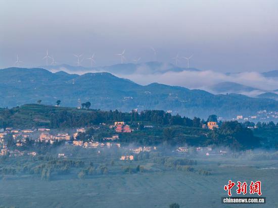 7月9日清晨，贵州省毕节市威宁彝族回族苗族自治县出现平流雾景观，雾气如薄纱般袅绕，宛如水墨画。(无人机照片)
