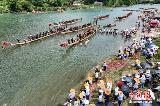 7月9日，贵州·台江2026年“苗族独木龙舟节”在贵州省黔东南州台江县施洞镇举行。百余条独木龙舟竞渡清水江，吸引当地民众及海内外游客前来观看。据悉，“苗族独木龙舟节”是当地苗族的传统节日，已有上千年历史，于2008年入选第二批中国国家级非物质文化遗产代表性项目名录。（无人机照片）