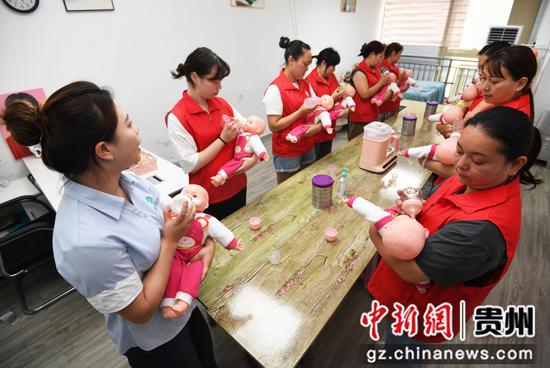 7月9日，在贵阳市南明区嘉安月嫂科技有限公司，职业培训教员正指导学员们进行母婴护理实操培训。