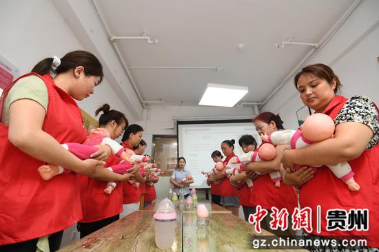7月9日，在贵阳市南明区嘉安月嫂科技有限公司，职业培训教员正指导学员们进行母婴护理实操培训。