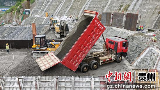 赫章县野马川水库施工车辆工作中。饶泊 摄