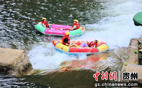 夏季的桃源河景区漂流 。王晓摄