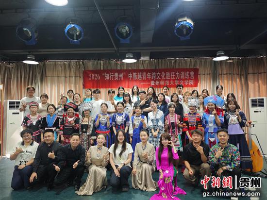 图为中韩越青年民族歌舞汇演合影。
