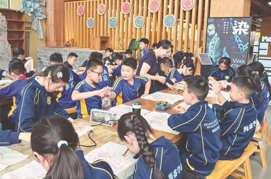 学生在王国英的蜡染工作室里研学体验。 （受访者供图）