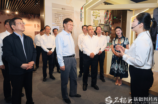 7月8日，河南省委书记、省人大常委会主任刘宁，河南省委副书记、省长王凯，自治区党委副书记、自治区主席艾尔肯·吐尼亚孜调研和田博物馆，了解文化润疆工作开展情况。天山网-新疆日报记者 谢龙摄e