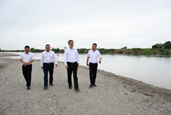 7月8日,自治区党委副书记、兵团党委书记、政委何忠友来到开都河沿岸,实地察看开都河段防洪工程,了解当前水位、洪水流量等情况。兵团日报全媒体记者 张鑫 摄 7月8日,自治区党委副书记、兵团党委书记、政委何忠友来到开都河沿岸,实地察看开都河段防洪工程,了解当前水位、洪水流量等情况。兵团日报全媒体记者 张鑫 摄